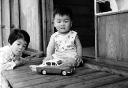 姉と私(2歳前後) 姉と私(2歳前後)